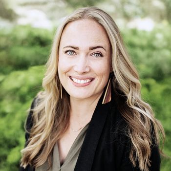 Portrait of Sydna Mariani, Associate Broker